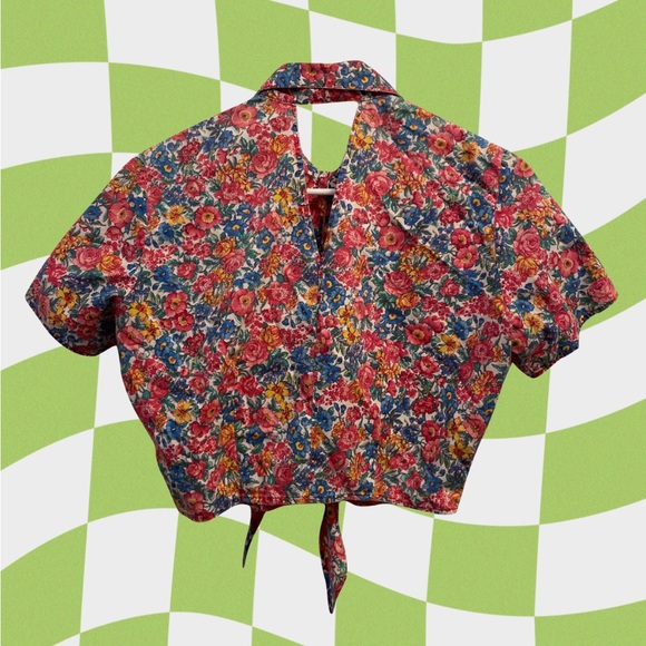 Button Down Floral Crop Top 🌸💐 - Picture 2 of 2